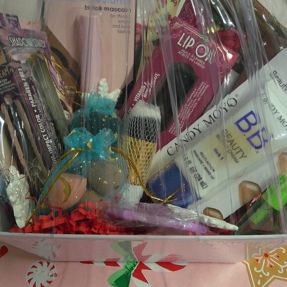 Merry & Matte - 17-Piece Christmas Makeup Gift Basket, Holiday Gifts for Her - Picture 3 of 5